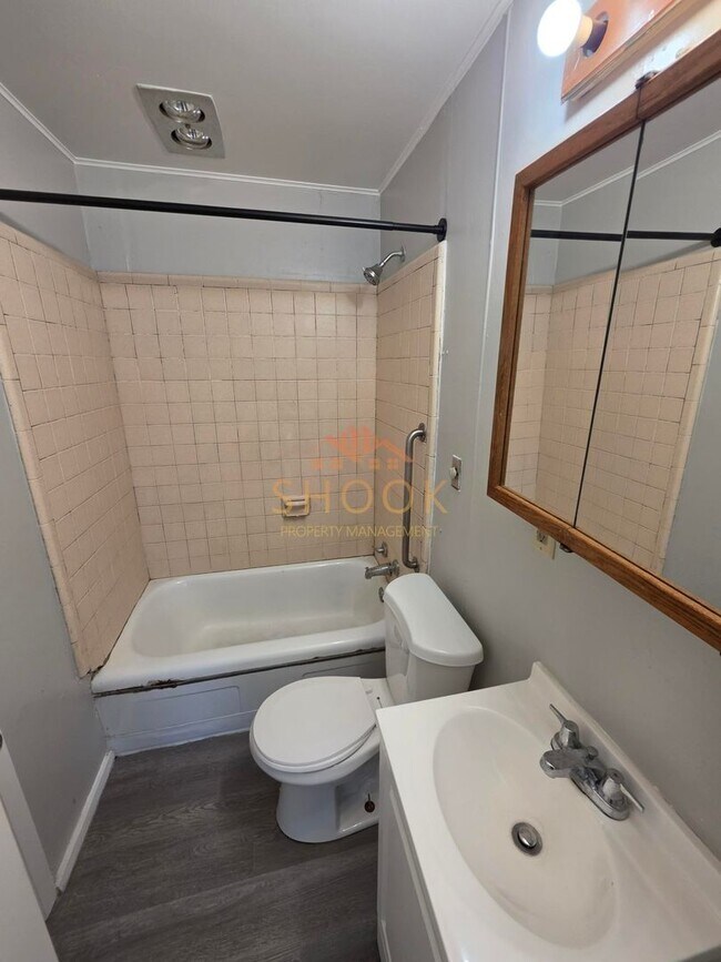 Building Photo - 2 BR