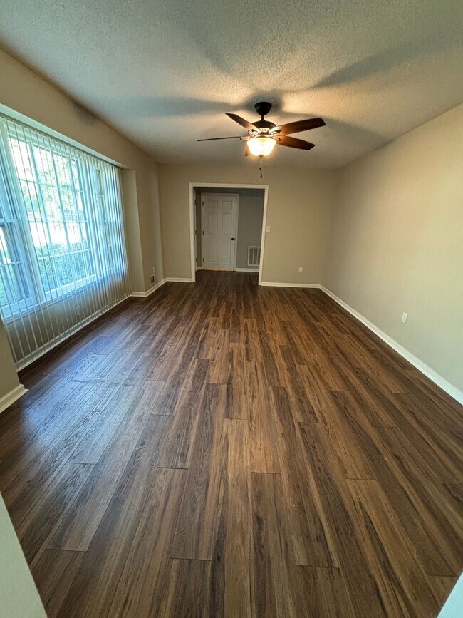 Building Photo - Space, Privacy & Flexibility – All in One Stunning Property