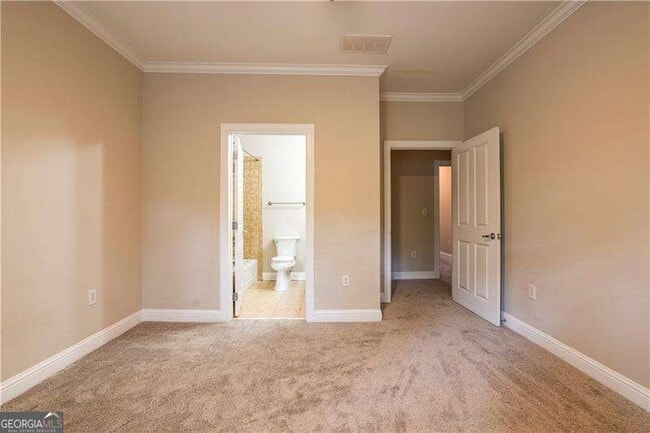 Building Photo - 5510 Glenridge Park NE