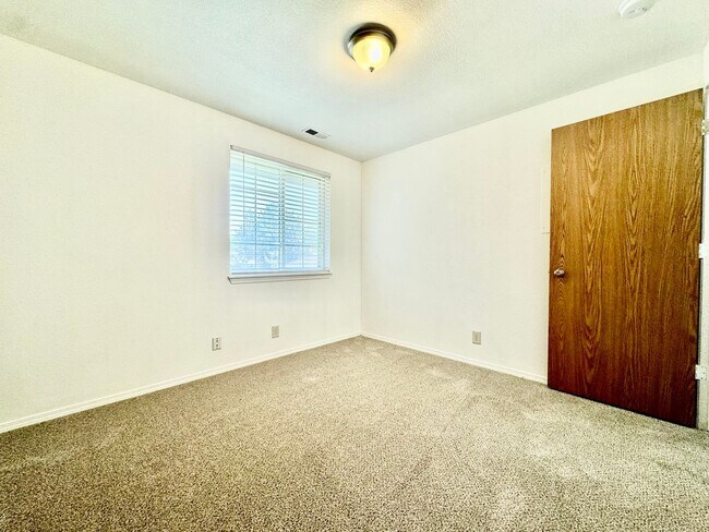 Building Photo - 2bd/1b Apartment, Boise Bench-Close to Eve...