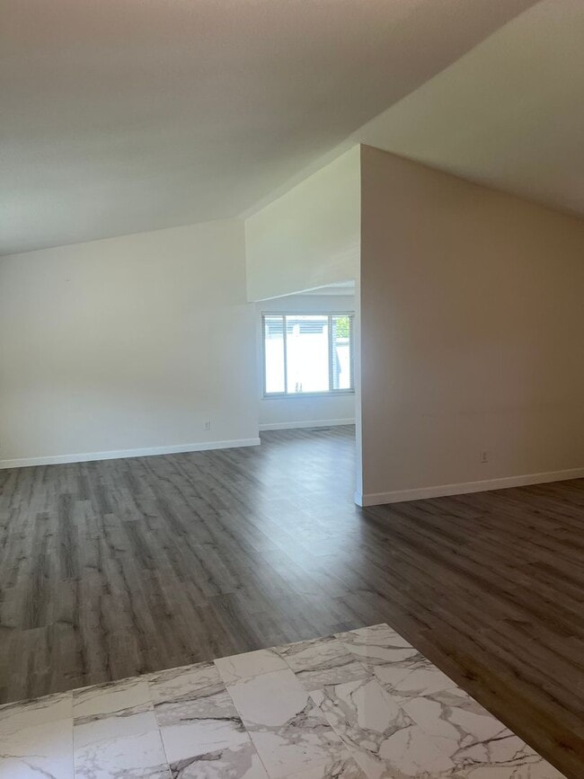Building Photo - 142 Hillview Dr