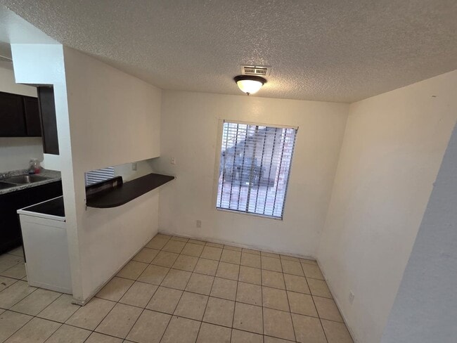 Building Photo - Spacious 2-Bedroom Apartment Near Downtown...
