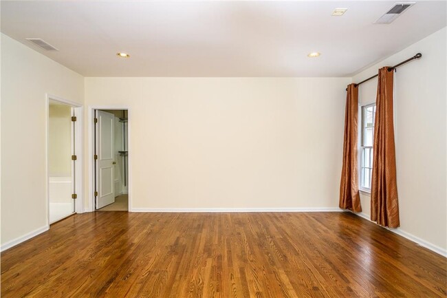 Building Photo - 1034 St James Crossing