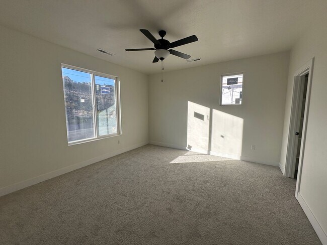 Building Photo - Brand New Townhome