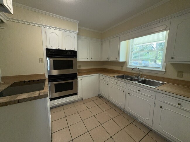 Building Photo - 3158 Peterson Dr