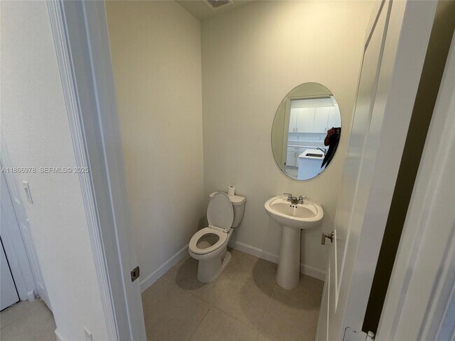 Building Photo - 2464 SE 24th Ct