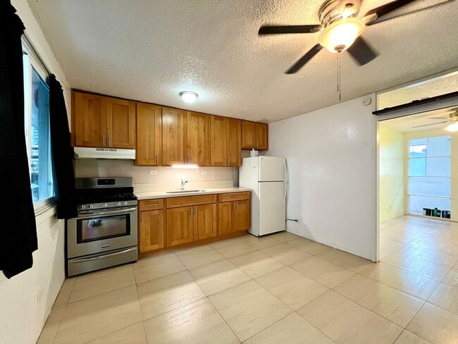 Building Photo - Waikiki: 1 Bed, 1 Bath Apartment, Utilitie...
