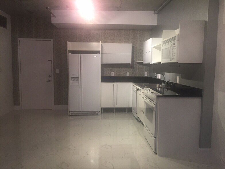 Building Photo - 690 SW 1st Ave