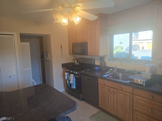 Building Photo - 90 Sycamore Ct