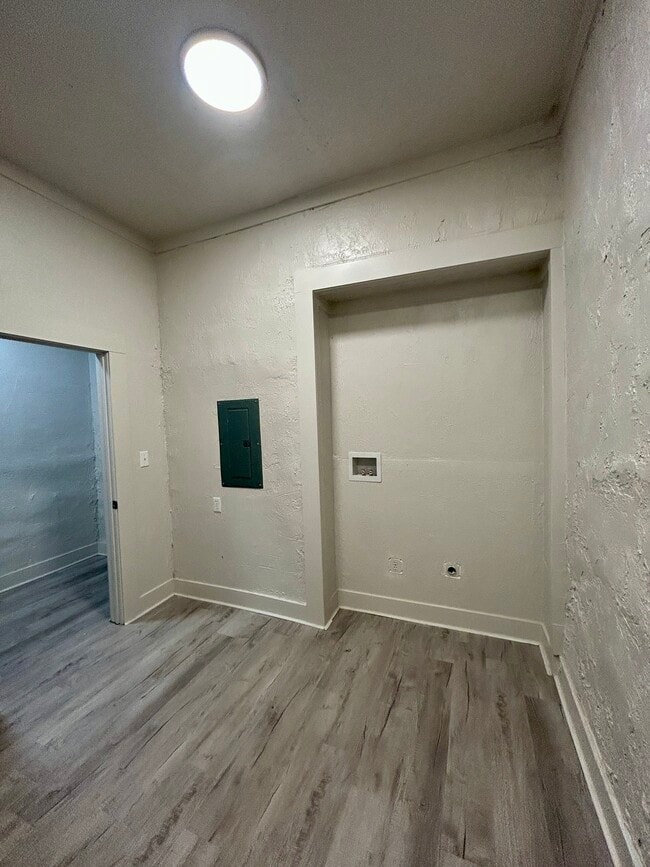 Building Photo - 618 Woodlawn Ave