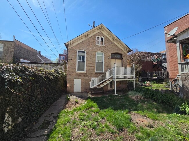 Building Photo - 1650 N Oakley Ave