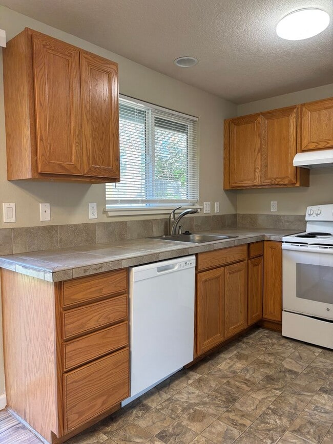 Building Photo - Located in a Desirable Area in Wilsonville 2 Bedroom Unit in a 4 Plex