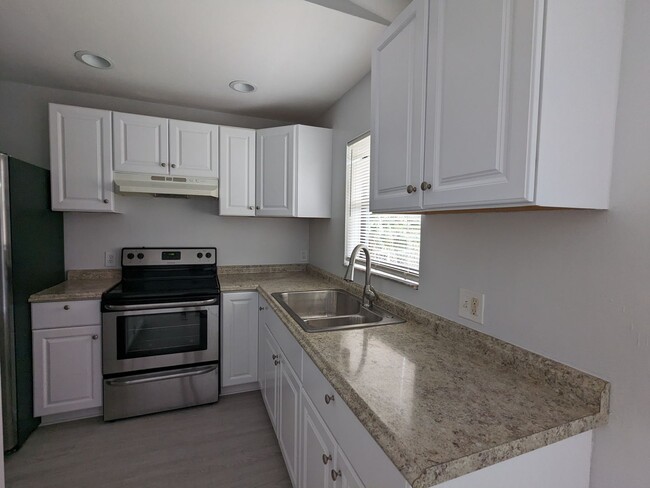 Building Photo - Beautifully renovated 3/2 home in Greenacres!