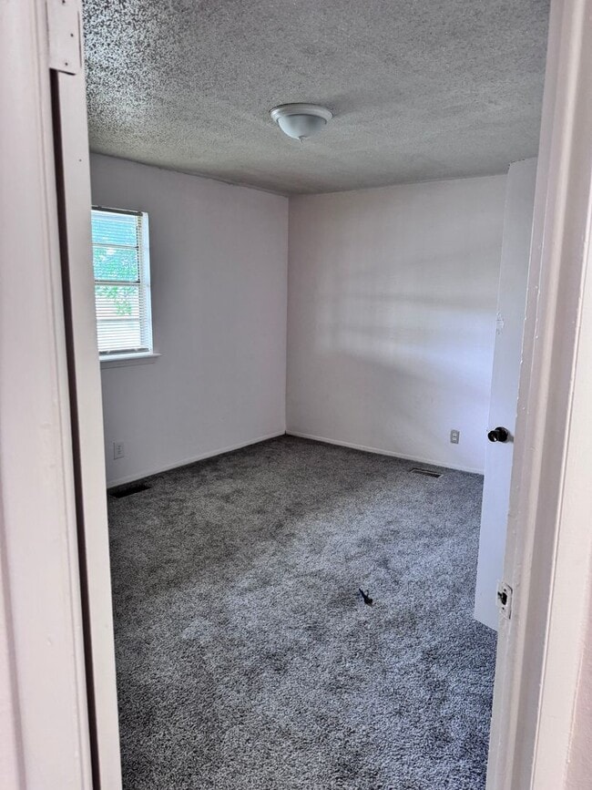 Building Photo - 2 Bedroom 1 Bath Duplex