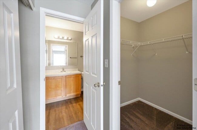 Building Photo - 2571 Hillsboro Blvd