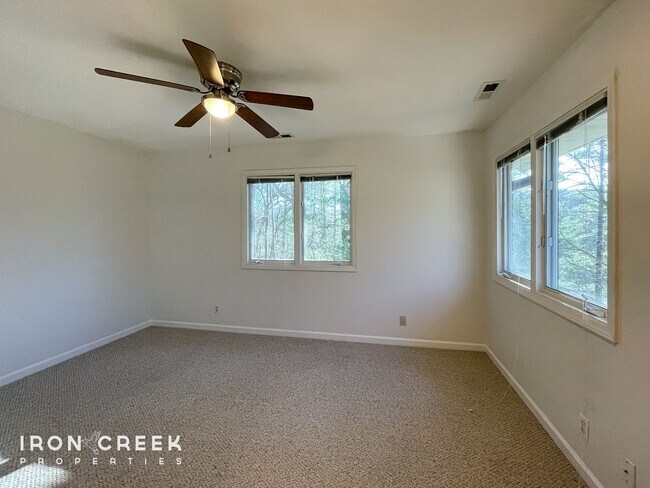 Building Photo - Beautiful 3-Bed/3.5-Bath Home in Gated Fai...