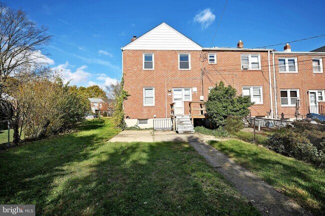 Building Photo - 3-bedroom, 1 and half bathroom end-of-group townhome in the quiet Stoneridge neighborhood in Towson