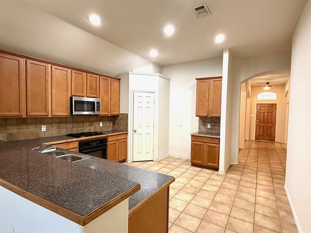 Building Photo - 9200 Clearview Dr