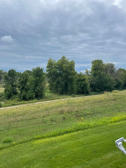 Back yard and Walking/Bike trail - 1645 Lakeridge Way