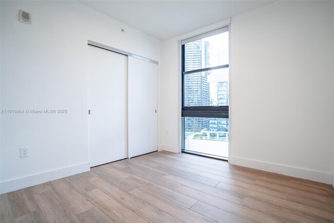 Building Photo - 1010 Brickell Ave