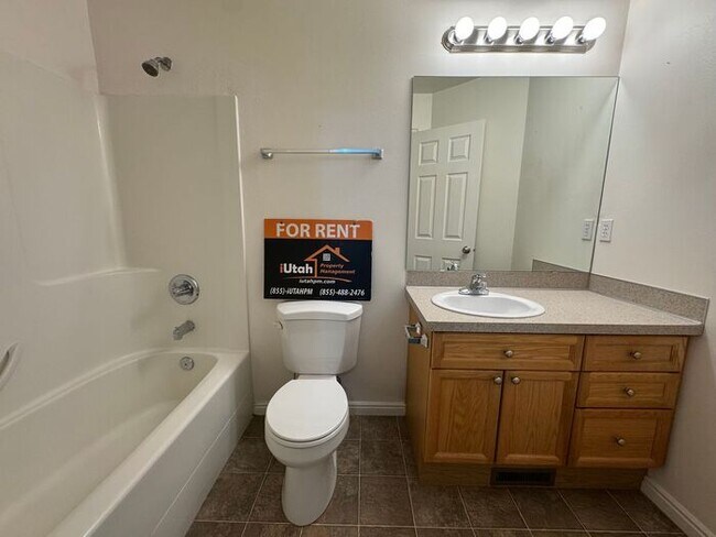 Building Photo - 3 bedroom 2.5 Bath Townhouse-Small Dogs Allowed