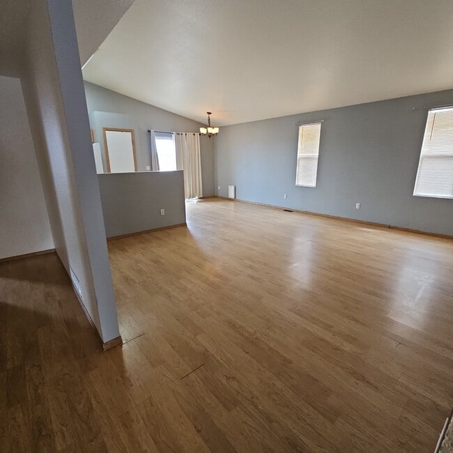 Building Photo - 3 bedroom 2 car garage - Middle Bay Way