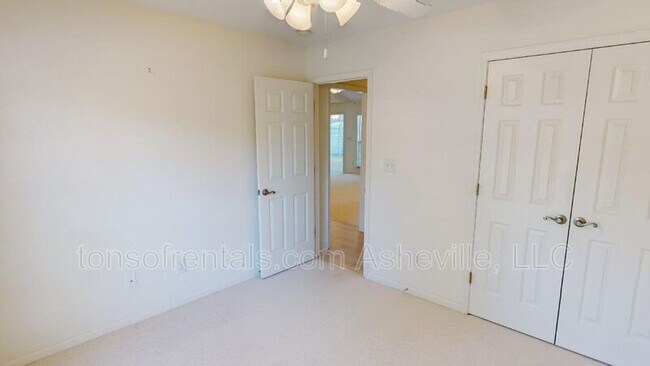 Building Photo - 342 Meadow Pathway Dr