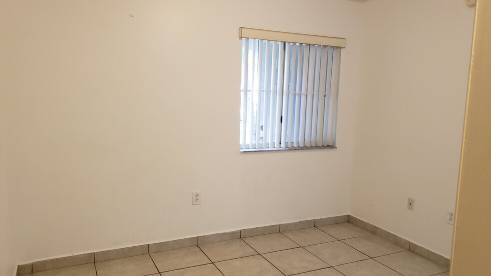 Building Photo - 1240 SE 31st Ct