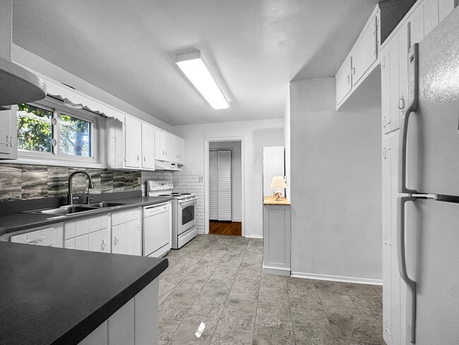 Building Photo - Charming 4 Beds 2 Baths Home in Chamblee!