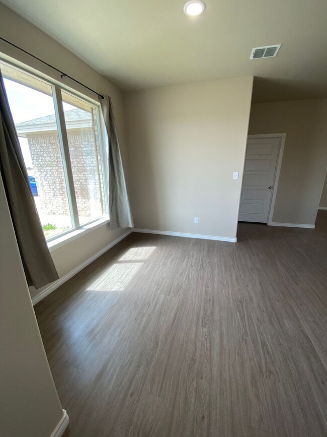 Building Photo - Burgamy Park Home!