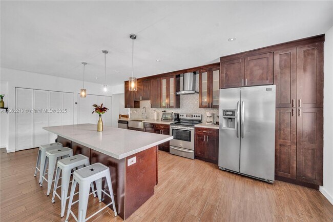 Building Photo - 710 NE 141st St