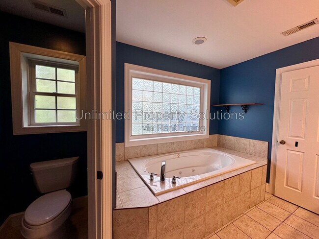Building Photo - 23 Creekstone Ln