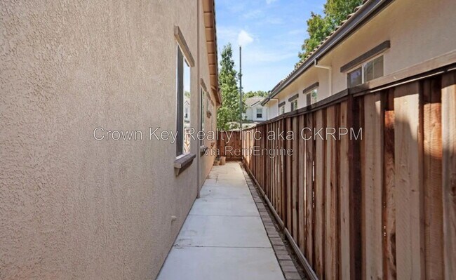 Building Photo - 229 Wisteria Ln