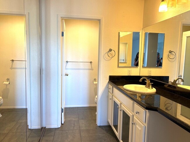 Building Photo - Updated Single-Level Condo in Mission Ridg...