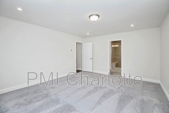 Building Photo - 6029 Mariemont Cir