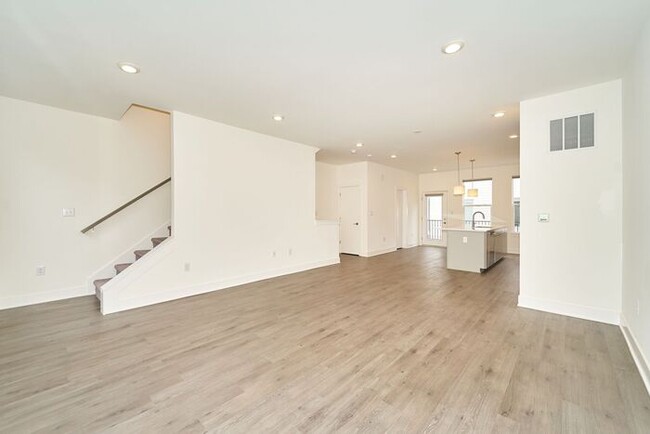 Building Photo - Like New Townhome With Your Own Rooftop Vi...