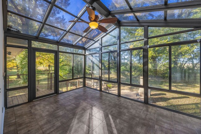 Building Photo - 1755 Fountainbleu Dr