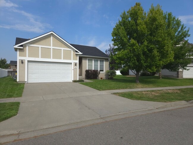 Building Photo - Recently Remodeled Home