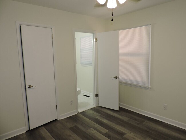 Building Photo - Convenient Norttheast location!