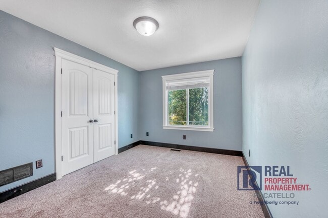 Building Photo - Beautiful - Elegant - 5 Bedrooms - 3 Car -...