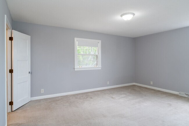 Building Photo - Single Family Home on almost an acre with ...