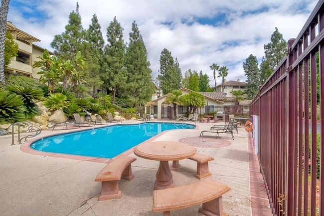 Building Photo - Updated Lower Level Condo in gated Vista Way Village!