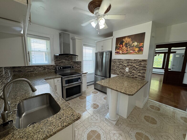 Building Photo - 653 Pleasant Valley Pky