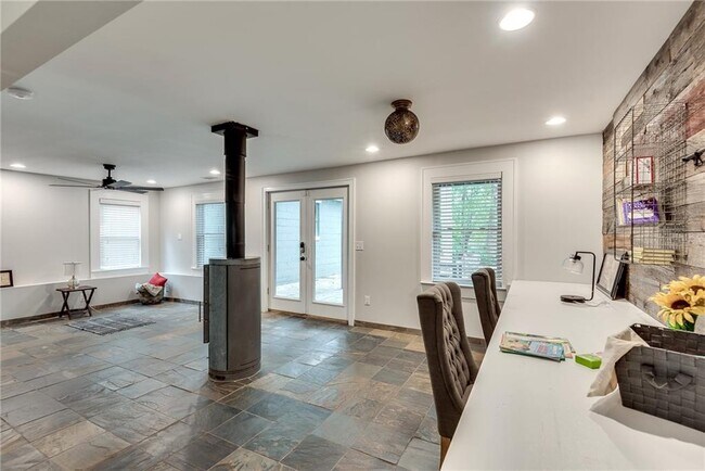 Building Photo - 953 Gilbert St SE