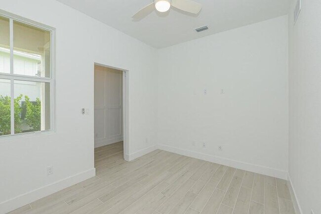 Building Photo - 10307 Dreamweaver Rd