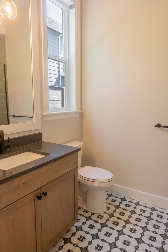 Building Photo - 5Bd/4.25Ba Kirkland House