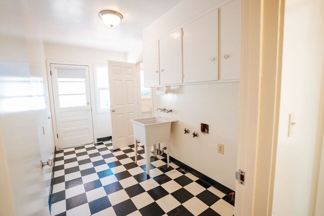 Building Photo - 1911 H St