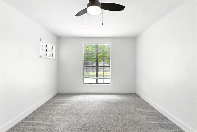 Building Photo - 6906 Twin Crest Dr