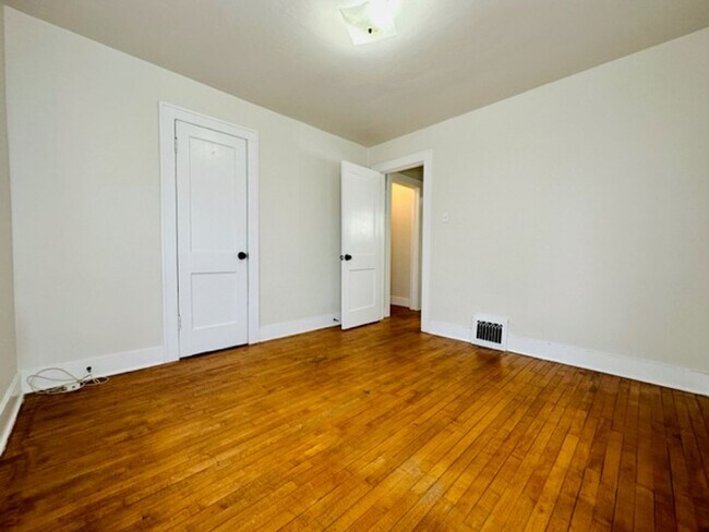 Building Photo - 915 12th Ave