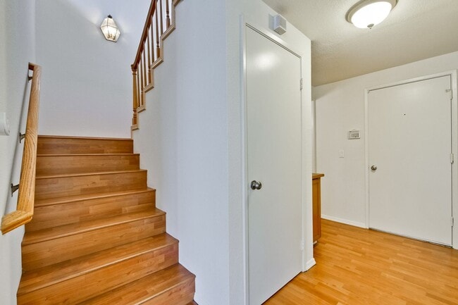 Building Photo - Hardwood Floors- A/C- Full Bedroom and Bath on First Floor: Fresh Paint